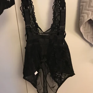 Spetsbody - Svart spetsbody i string med snygga detaljer. Säljes pga för liten för mig. Bh banden går att justera samt knappar finns för att knäppa upp den🌸✨