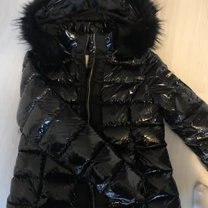 Jacka st.38 - Chiara Forthi Milano jacka i storlek 38, passar även mig som brukar ha storlek 36 men är lite oversized. Använd Max 10 gånger. Mycket fint skick på jackan. Nypris 1900kr. BUDA FRÅN 800!💛💛