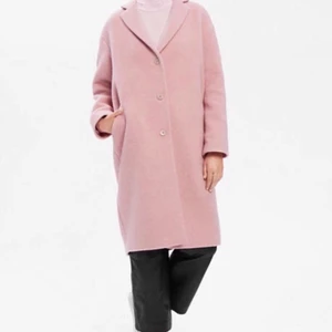 Filippa K kappa - Fynda min underbara Filippa K kappa, oversized storlek M 63% ull 29% polyamid 4% mohair 4% polyester                  2 år gammal i fint skick!                                                        För info: 10cm av sömmen på insidan av fodret har lossnat, kan ordnas lätt med nål och tråd.                       Nypris: 2995                                                                      