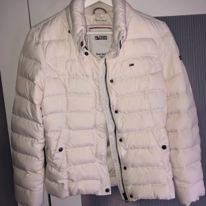 Tommy hilfiger - Tommy hilfiger jacka i fint skick i strl xs, använd en vinter, kontakta för bättre bilder