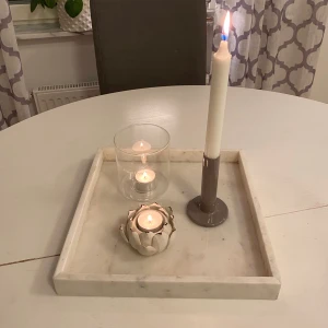 Marmorbricka  - Mått 30x30 cm. Hämtas norr om Stockholm 