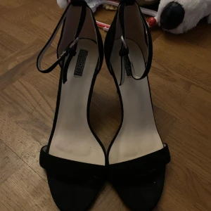 klackskor  - svarta klackskor som är använda en gång! Säljes då dem aldrig blir använd! Köpta för 400kr. Finns även sulor till dem som koman kan ha nedre vid tårna typ som man kan få köpa också för 30kr :)