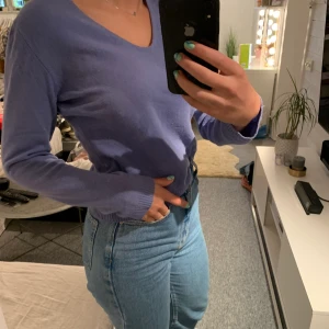 Stickad tröja - Lilablå stickad tröja. Sticks inte. Snyggt att ha en skjorta under eller en t-shirt som kommer fram ur v-ringningen 