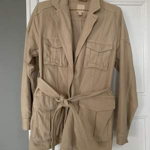 Beige jacka från H&M Trend i storlek 38. Knappt använd! Kan skickas om köpare står för frakt. ☺️
