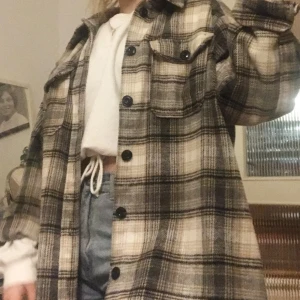 Overshirt - Sjukt snygg overshirt (jacka) från HM som e slutsåld. Den är helt felfri då jag säljer den i behov av ✨pengar✨. Jag brukar ha storlek S i kläder och är 171 lång. Buda från 200🤩