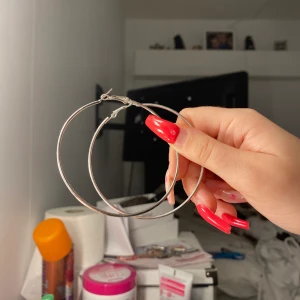 Hoop örhängen - Vanliga silvirga hoop örhängen! Passar till allt 💖💖💖