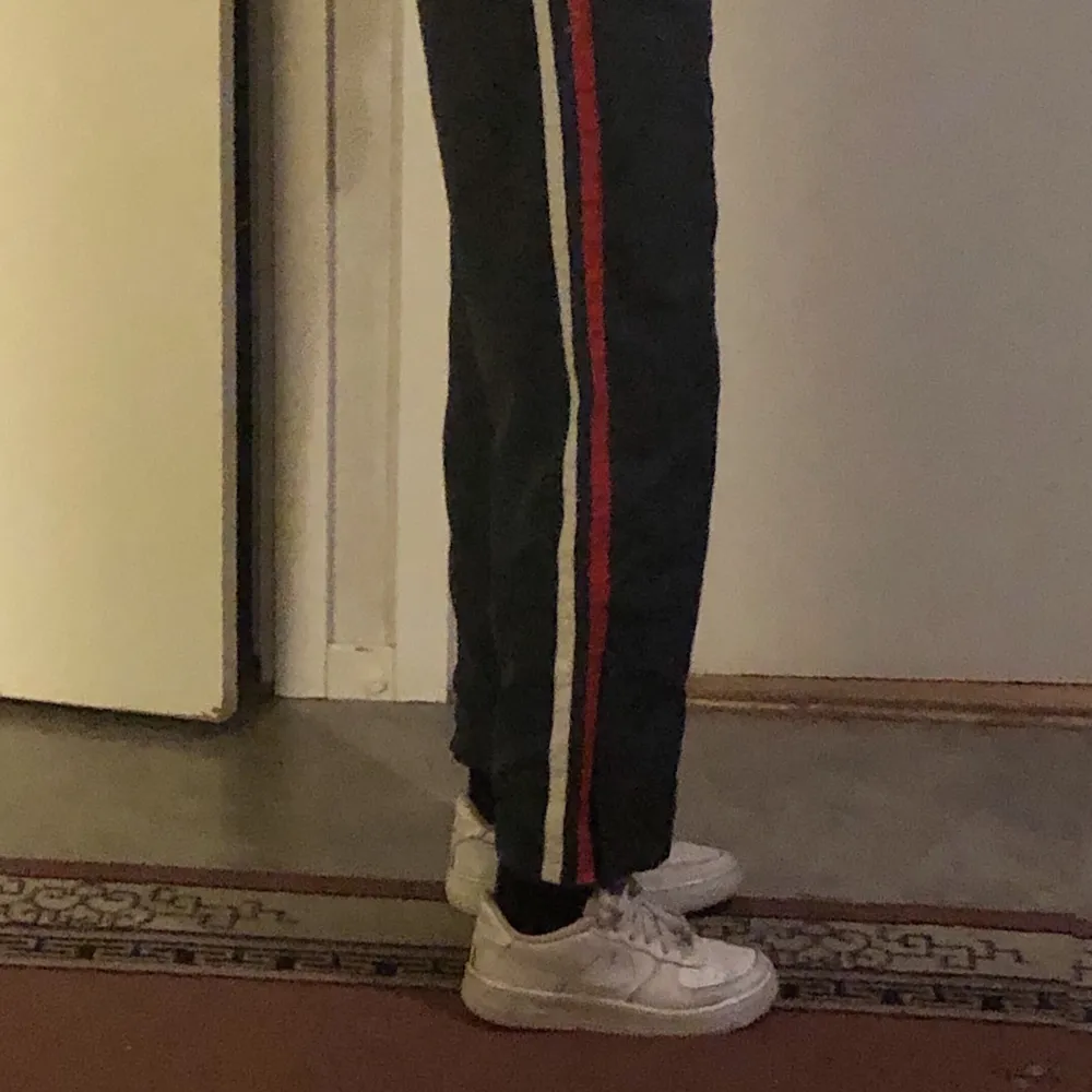 As coola trackpants från Fila som jag köpt här på plick. Aldrig använda av mig. Säljer för att jag tycker att dom är lite korta (bild 3), jag är ca. 165cm. Passar en xs/s men även M den har resor i midjan! Pris är diskuterbart. Hör av er vid frågor/ intresse.💓. Jeans & Byxor.