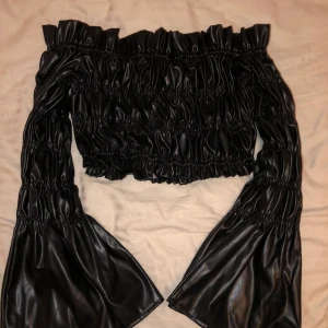 Skinn topp  - FINNS MATCHANDE KJOL TILL SOM JAG SÄLJER !!!❤️