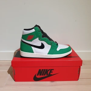 Air Jordan 1 High "Lucky Green" - ● Air Jordan 1 High "Lucky Green"  ● Helt Nya med kvitto!  ● Storlek 40