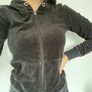 Svart hoodie  - En svart hoodie med dragkedja, den är ifrån Cubus och är använd, den är i storlek XS och är väldigt mysig.