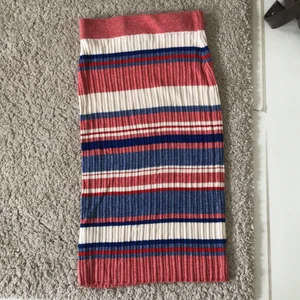 Stickad kjol - Svinsöt knä/ankellång kjol från hm, strl xs💕