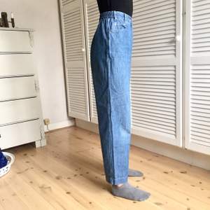 Baggy jeans i ett extremt skönt tyg. Från märket Voglia quality och i storlek 40 (men passar mig som vanligtvis har storlek 36 pga resor i midjan) Skriv till mig om du är intresserad eller om du har några frågor👖Fraktkostnad tillkommer! 
