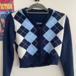 rutig kofta - jättefin och trendig kofta med argylemönster. storlek large men passar mig som har s/m. frakt 40kr 🤎