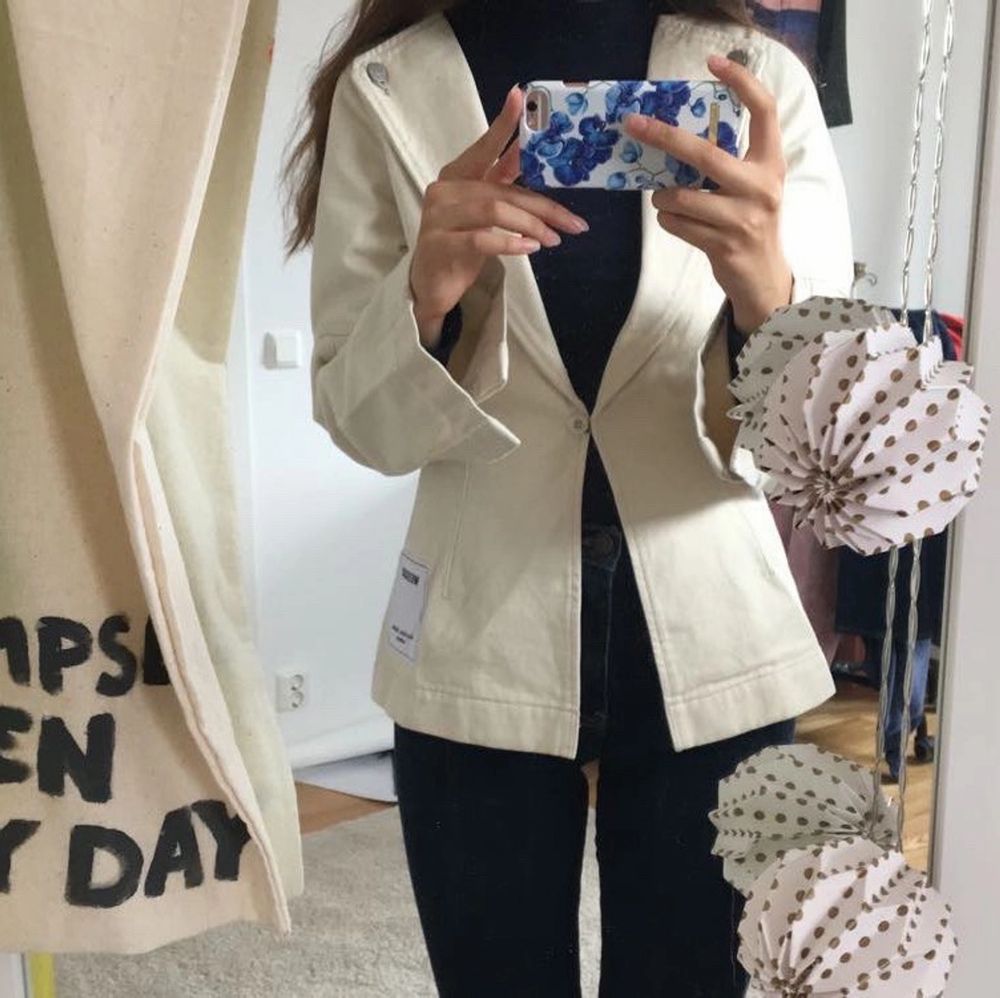 Unik kavaj i vit jeans! Man kan ha den som: 1. Vanlig kavaj/jacka. 2. Långärmad topp med utsvängda armar, tajtare i midjan. 3. Som kavaj med en insydd tubtopp. Kom aldrig till användning, så nyskick! Kan mötas upp i innersta Stockholm, annars får köparen stå för frakten🧚♀️. Kostymer.