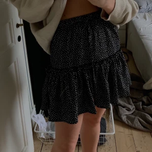 Prickig kjol - Jättesöt kjol från Bohoo! Hr ett litet hål i sömmen därav det låga priset men det är inget svårfixat:)🖤 strl 38 men tycker den sitter som en 36/Small