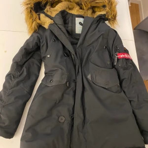 Alpha vinterjacka  - Jag säljer nu min alpha industries vinterjacka då jag har för många vinterjackor. Den är supervarm och perfekt nu till vintern. Den är i storlek xs/34. Den har fakepäls som går att ta av om man vill. Går även att spänna upp i midjan. Den är sparsamt använd köpt 1 år sedan för 2349kr🖤