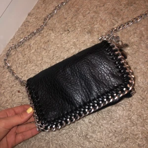 Tiamo väska  - Väska från Tiamo med avtagbar kedja. Har inga tecken på användning förutom att kedjan är pyttelite rostig (syns knappt)