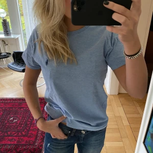 Ralph Lauren t-shirt  - Snygg t-shirt från Ralph Lauren, stl xs men mer som S!💕