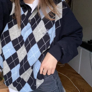 Trendig rutig långärmad tröja - Skitsöt o trendig oversized tröja från berlington💖 Säljs pga att jag inte riktigt får användning för den💕 i vintage skick, buda gärna