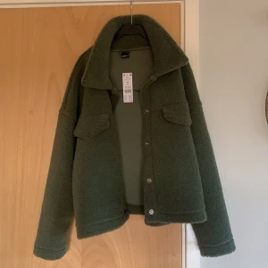 Jacka Gina tricot - Jättefin höstjacka från gina tricot!! Helt oanvänd med prislappen kvar, säljer för att den är för stor men kan också passa som oversize om man vill ha det! Jätteskönt material i storlek XL