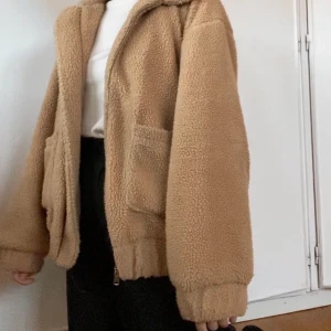 Teddyjacka, strl S - Mysig teddyjacka, storlek Small men passformen är lite oversized. Väldigt fint skick! (Dragkedjan är aningen svår att stänga pga att jackan är så lurvig✨) 299kr (+frakt)