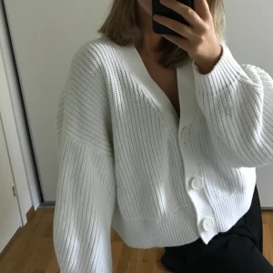 Kofta 🥰🥰 - Supermysig oversize kofta från hm🥰 använd ett fåtal gånger. Köparen står för frakt💕 buda i kommentarerna 