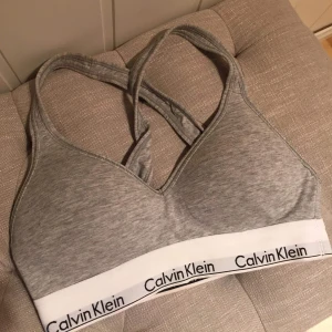 Calvin Klein BH, storlek S - Oanvänd calvin klein bh i storlek S, nypris är 400kr men säljer för 200kr. Möts upp i Stockholm och kan även frakta för 42kr. 