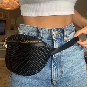 Magväska  - Använd ett fåtal gånger men i fortfarande bra skick. Justerbar längd och kan bäras tvärsöver axeln💞💞