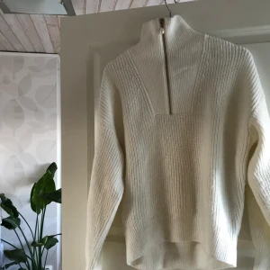 Stickad Polotröja - Säljer denna stickade polotröja från H&M som är varm och supermysig till vinter🍂😌 storlek XS men sitter stort på mig som har S/M. Frakt tillkommer vid leverans!