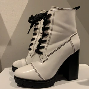 Vita högklackade skor - Vita högklackade skor ifrån Even&Odd. Storlek 37. Endast testade! Finns att hämta i Täby