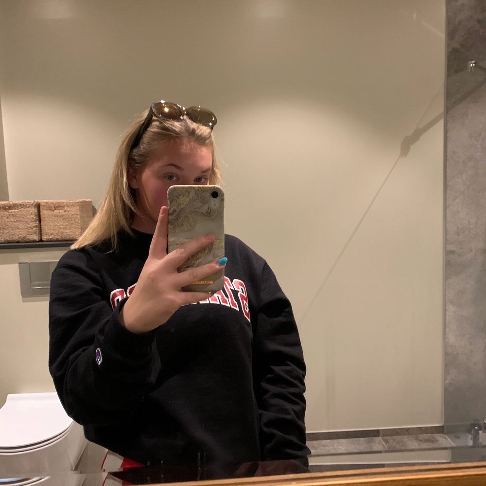 Ett par Celine solglasögon. Aldrig använda, säljer pga fick i present men kommer inte till användning. Fick de i en Prada box från affären när solglasögonen köptes. Köparen stor för frakt 63kr. NYPRIS 3500kr💕💕 BUDA!!!!💖💖🥂 kan gå ner i pris vid snabb affär.. Accessoarer.