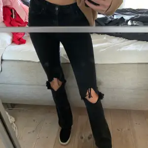 Svarta bootcut jeans från Zara som är aningen för korta för mig (har klippt hålen själv) 