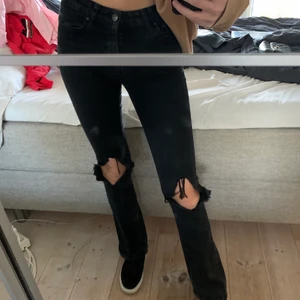 Zara bootcut jeans  - Svarta bootcut jeans från Zara som är aningen för korta för mig (har klippt hålen själv) 