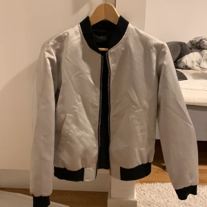 Silvrig bomberjacka - Inhandlad i New York. Väldigt bra skick :) 
