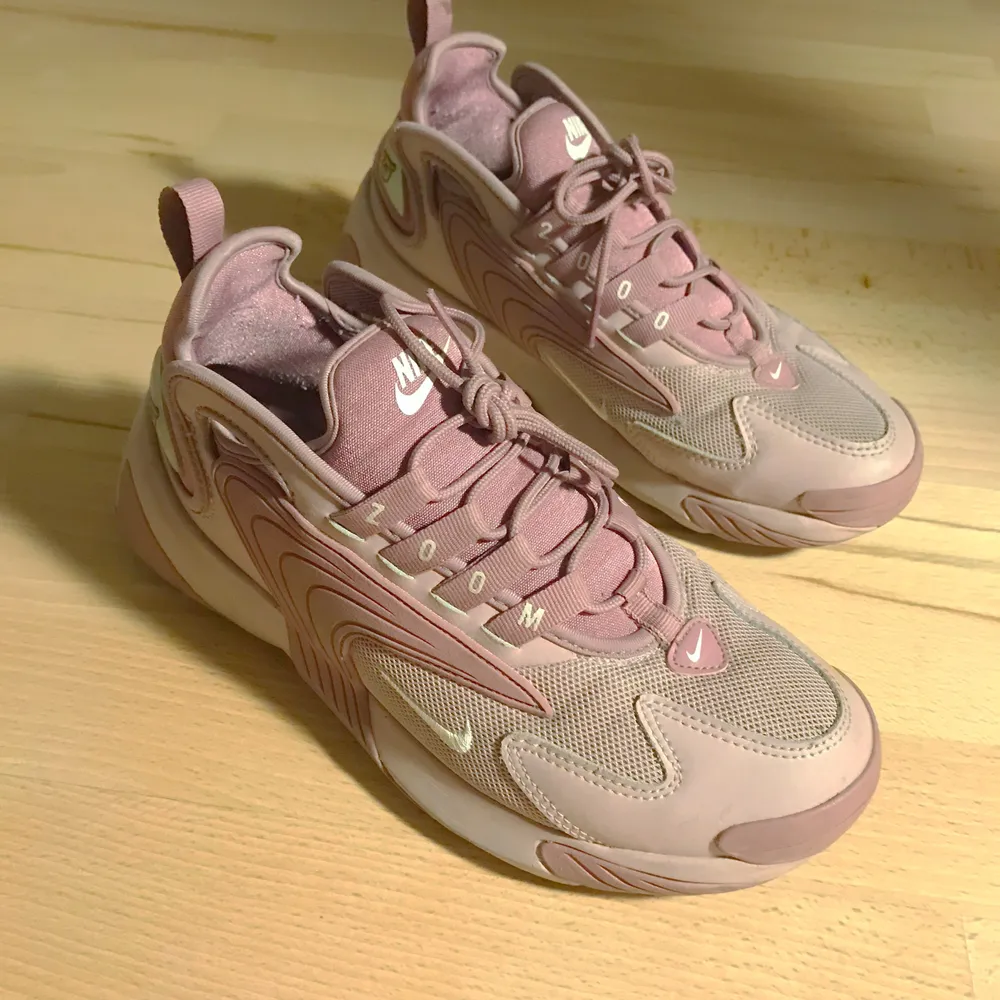 💖Säljer mina Nike Zoom 2k i Plum dust som är sparsamt använda för att de är för små för mig💕💓 Har storlek 38, trots att dessa är 38,5 så är skorna små i storleken, så passar nog st 37 🤗 Hade annars inte sålt för att de är så fina, lätt att hålla rena också💖 Frakt tillkommer. Skor.