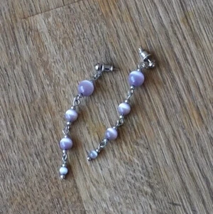 Rosa/lila skimrande örhängen  - Snygga rosa/lila skimrande örhängen. Festfina! Säljs då jag sällan bär rosa/lila. Pris - 20kr med frakt!