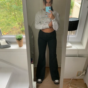 populära zara kostymbyxor  - säljer mina skit snygga gråa byxor ifrån zara, då dom inte kommer till användning (har liknande), väldigt populära och slutsålda online och i butik! storlek 40, väldigt långa (passar mig med höga sulor på skor) annars är det bara att sy upp om man behöver. Säljer för 200kr