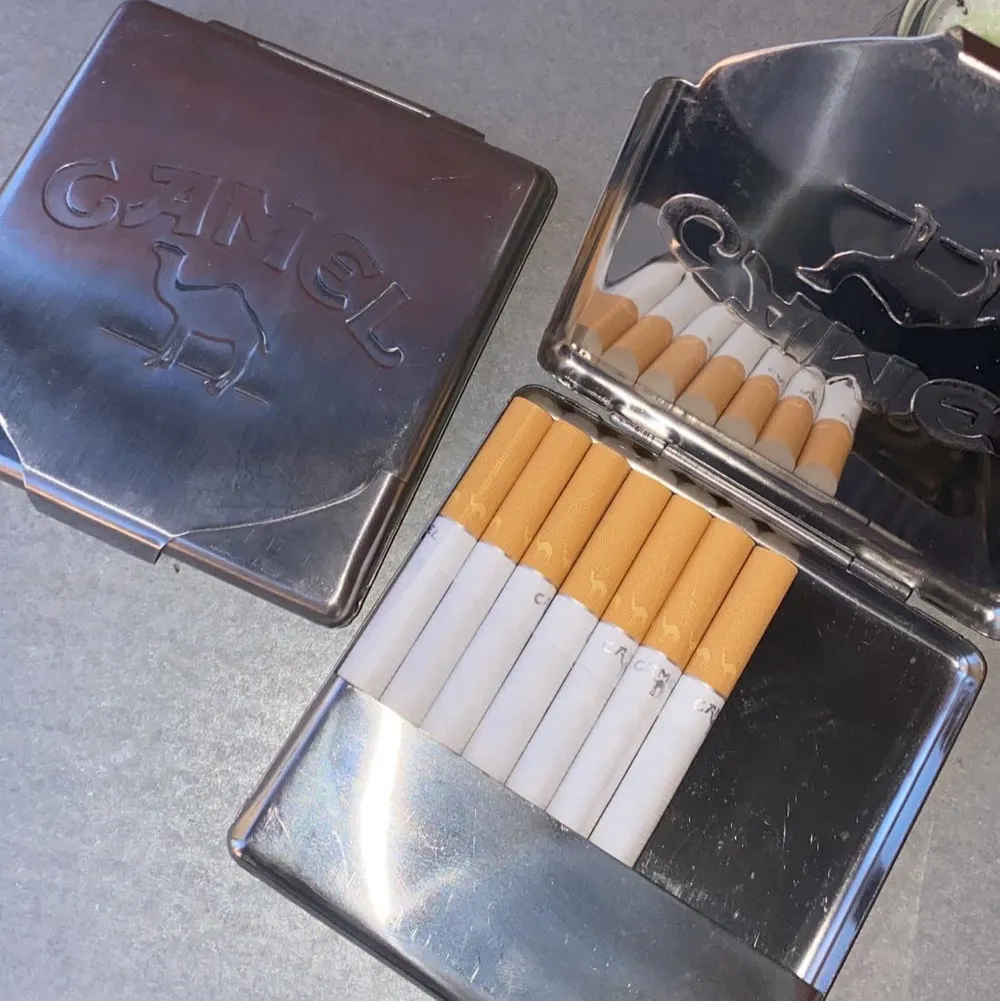 Intressekoll på mina cigarett ”lådor” från Camel. Skitcoola, vintage. 70kr styck. Säljer för vi röker inte här hemma. Frakten ingår. EN SÅLD, EN KVAR!!!. Övrigt.