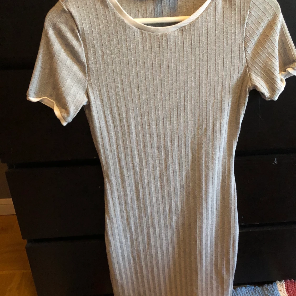 Grå vit klänning