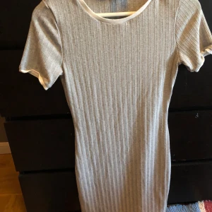 Grå vit klänning  - Klänningen går till mitten av låret, oanvänd