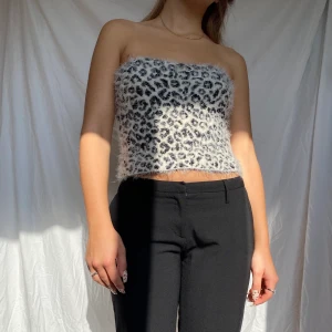 Leopardmönstrad topp! - Supersnygg topp! Kan stylas över en skjorta (se bild 3) eller bara använas som vanligt till sommaren eller på fest💫 om fler är intresserade så sker budgivning 💕