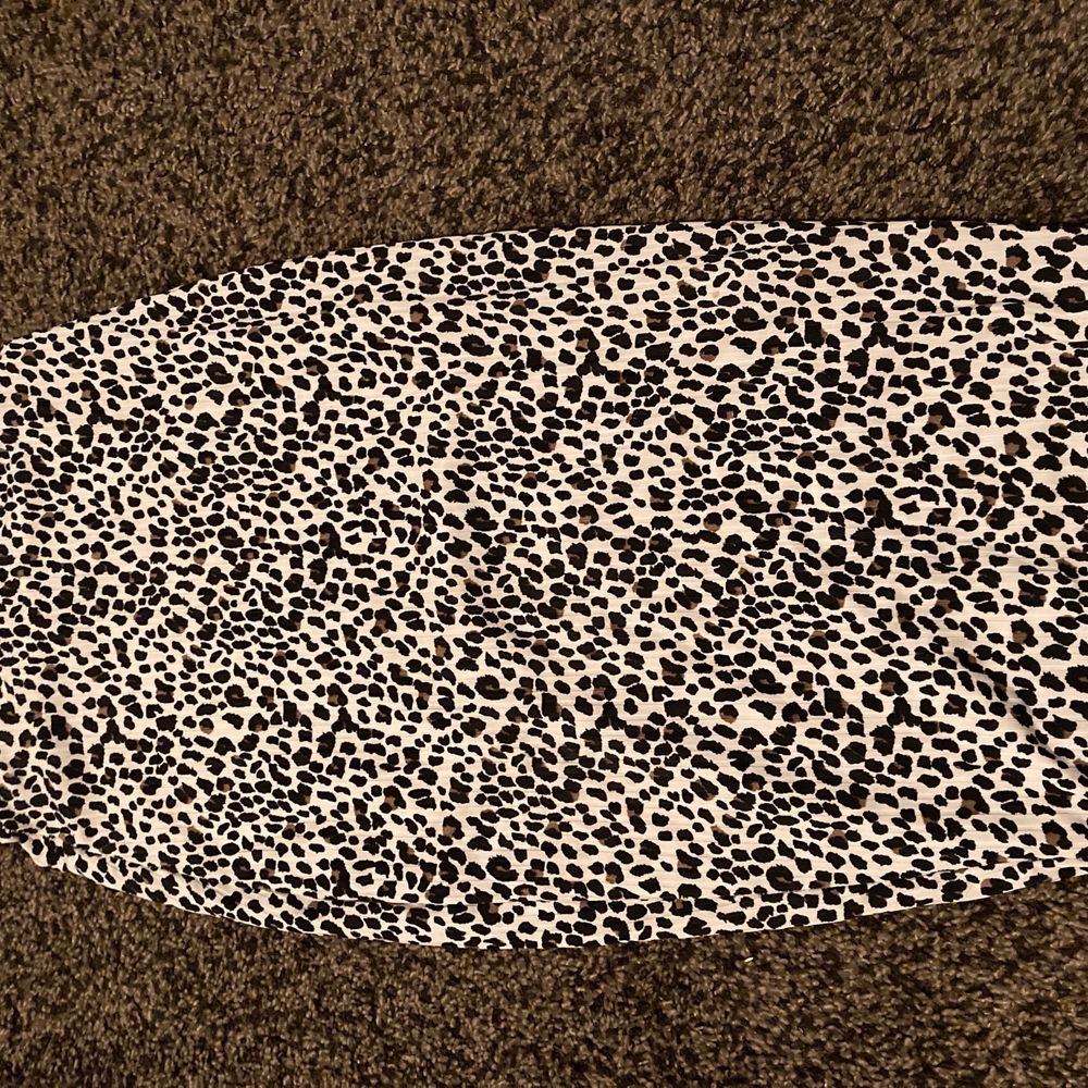  långkjol i Leopard mönster. Slutar under knäna. Är 170 cm lång. Åtsittande i ribbat material. Använd 1 gång. . Kjolar.