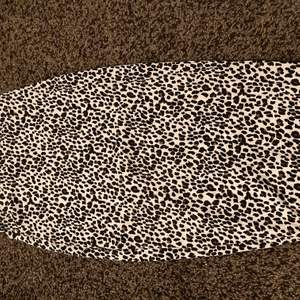  långkjol i Leopard mönster. Slutar under knäna. Är 170 cm lång. Åtsittande i ribbat material. Använd 1 gång. 