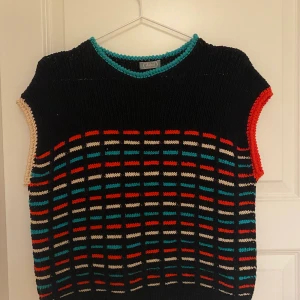 Virkad väst stl M - En virkad väst i mycket bra skick. Köpt på beyond retro för cirka ett år sedan men använd ≈5ggr. Från märket ”Astrid” 