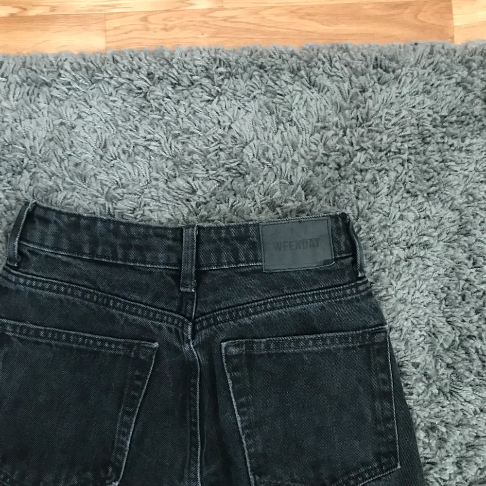 Säljer ett par weekday jeans i modellen rowe. Jeansen är i storlek 24/30 är i färgen svart.Börja buda lägsta pris 100 kr . Jeans & Byxor.