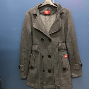 Kappa strl M  - Grå höst/vår kappa i bra skick, den är helt oanvänd,säljer den för 145kr, köparen står för frakten. 