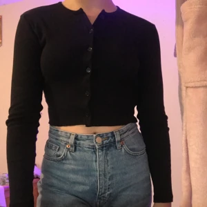 Sött svart buttonup - Buda i kommentarerna, vill helst ha den såld rätt så snabbt💕 bud:40