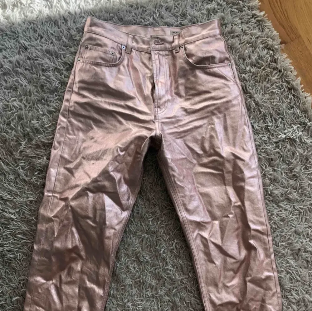 Dundercoola rosa-metallic byxor i rak modell. Nyskick!💗. Jeans & Byxor.