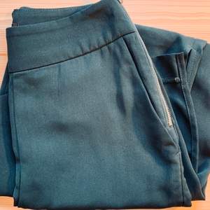 Fina höga, mörkgröna byxor med slits från Lindex i storlek 34. Frakt tillkommer!