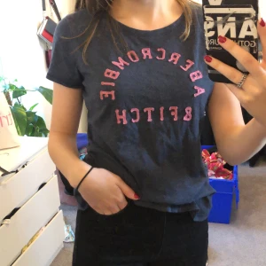 Abercrombie & fitch T-shirt - Jättefin mörkblå T-shirt i stl L ifrån Abercrombie & Fitch, Passar mig som har storlek XS-S 